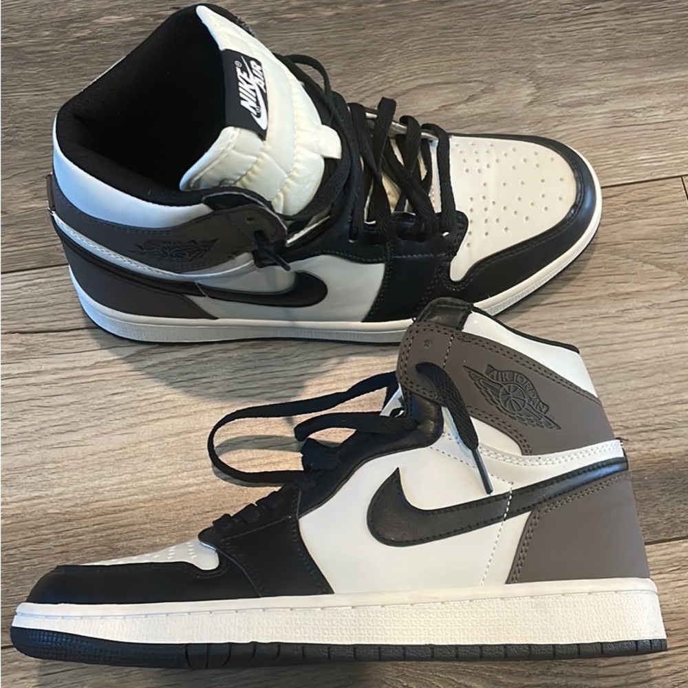 Size 8 Jordan 1 Retro High OG Brown Cream White Never worn outside. Tried on
